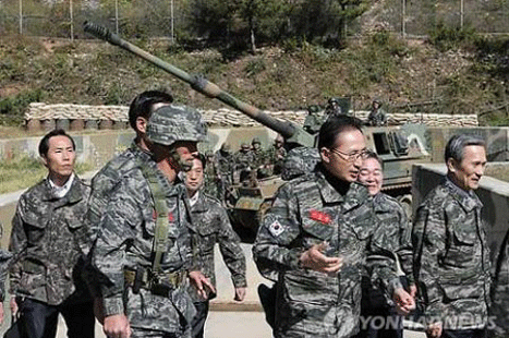 Ông Lee Myung-Bak thăm đảo Yeonpyeong.